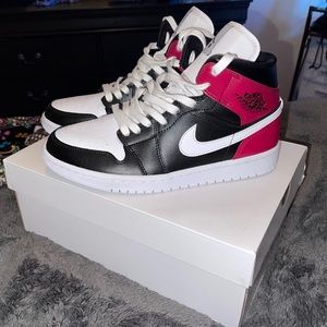 Air Jordan 1 Mid “Noble Red”